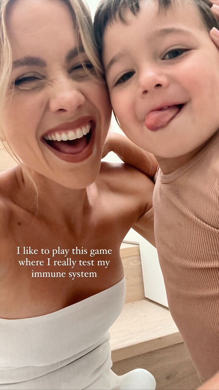 Claire Holt con su hijo James Holt Joblon | 2022