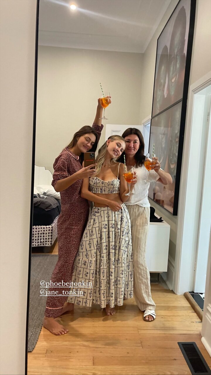 Phoebe Tonkin en la boda su hermana Abby |Dec 2021