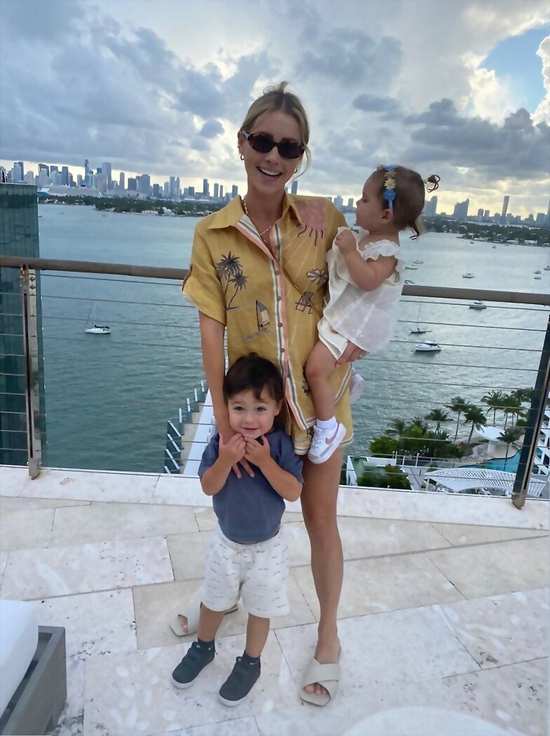 Claire Holt con sus hijos Elle y James Holt Joblon