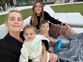 Claire Holt con sus hijos Elle y James Holt Joblon