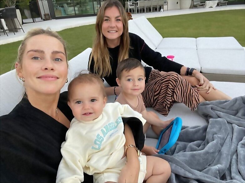 Claire Holt con sus hijos Elle y James Holt Joblon