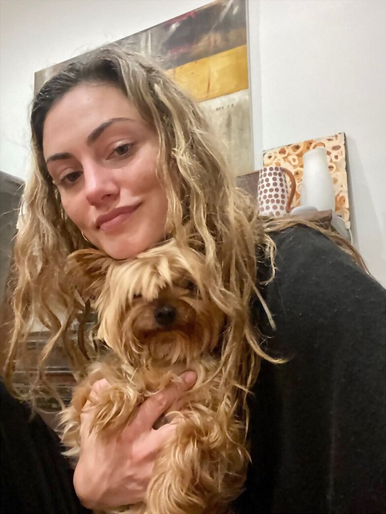 Phoebe Tonkin con su perrita Lola | July 2022