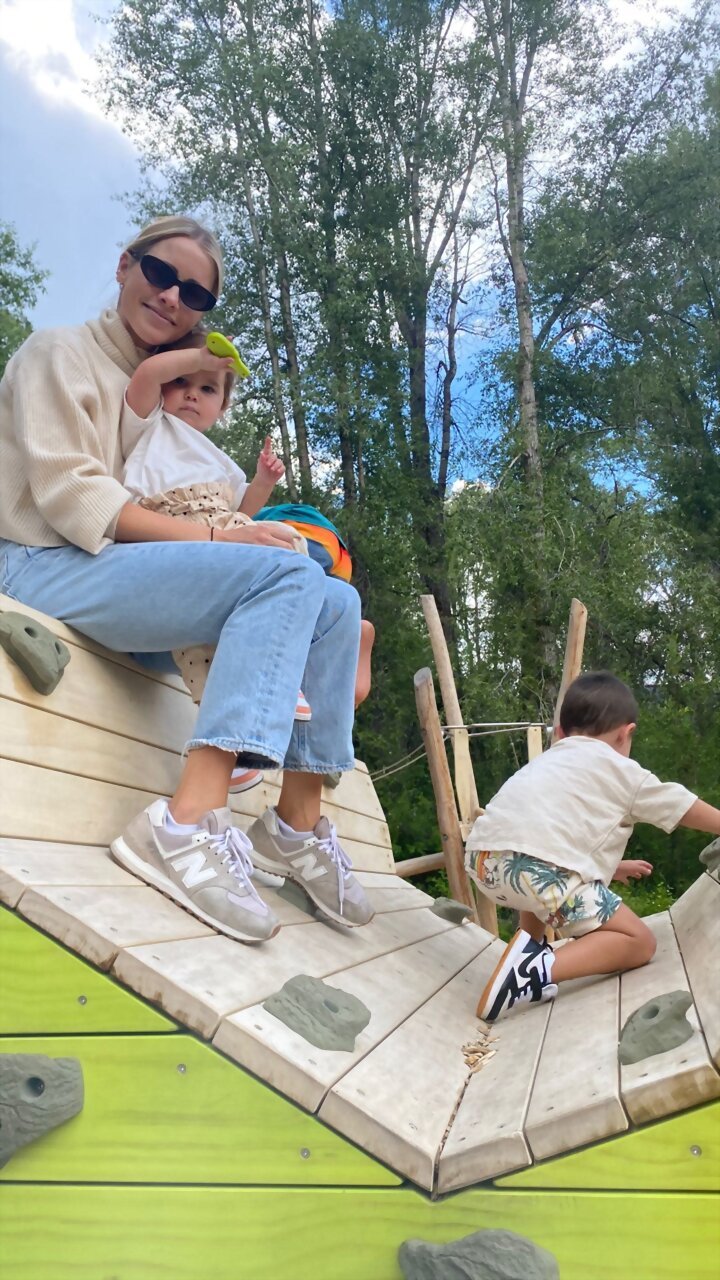 Claire Holt con sus hijos Elle y James Holt Joblon