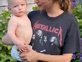 Phoebe Tonkin con el hijo de su hermana Abby /2022