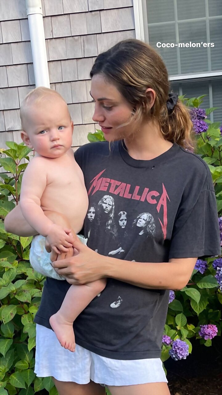 Phoebe Tonkin con el hijo de su hermana Abby /2022
