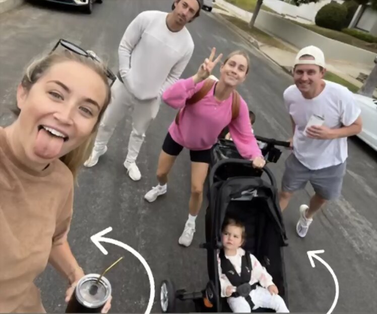 Claire Holt y su esposo con amigos | July 2022