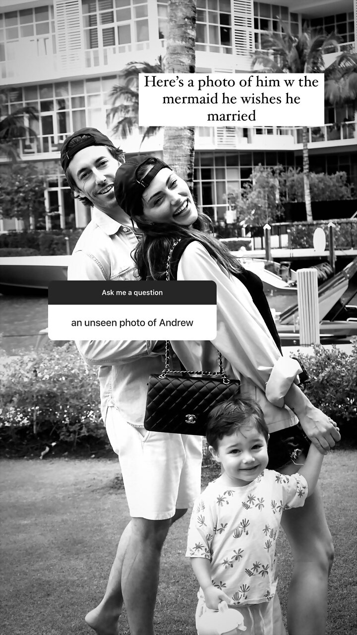 Phoebe Tonkin con la familia de Claire | Aug 2022