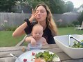 Phoebe Tonkin con el hijo de su hermana Abby /2022