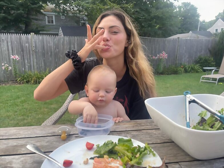 Phoebe Tonkin con el hijo de su hermana Abby /2022