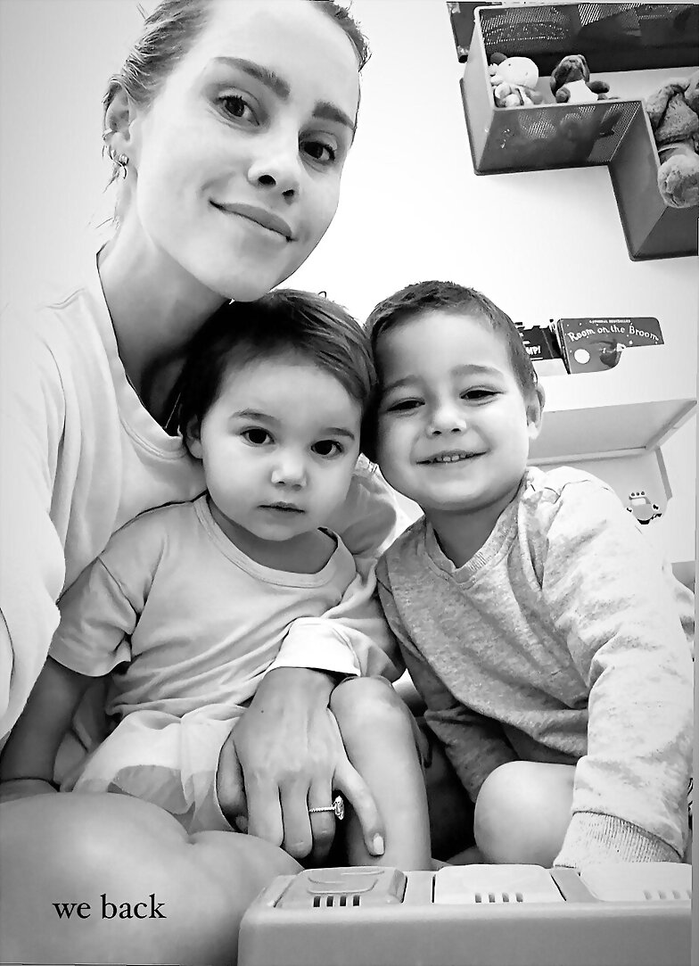 Claire Holt con sus hijos Elle y James Holt Joblon