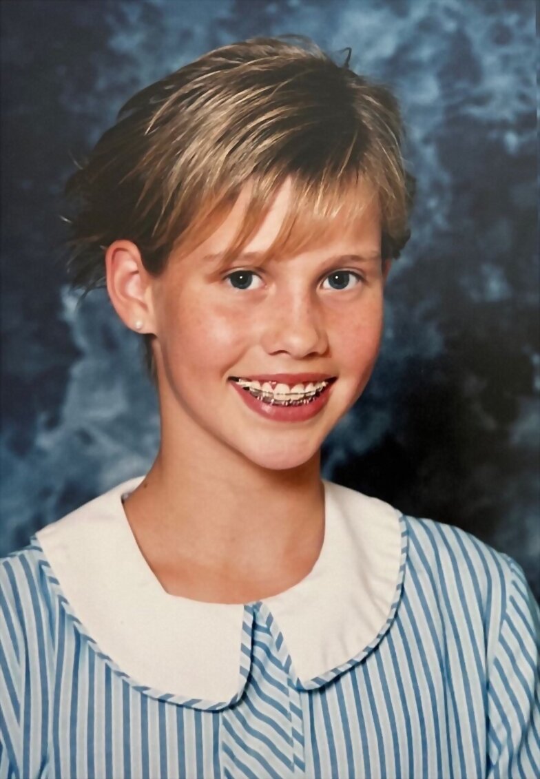 Claire Holt de pequeña