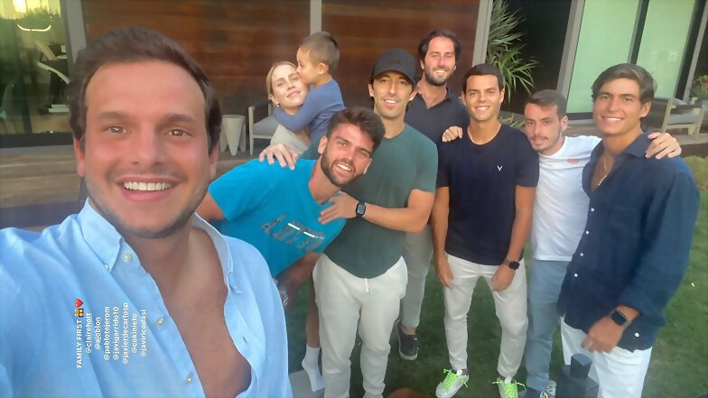 Claire Holt y marido con amigos de España,Aug 2022