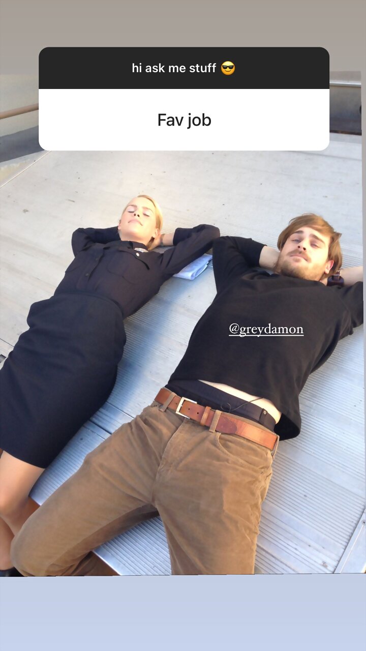Claire Holt & Grey Damon bts en la serie Aquarius