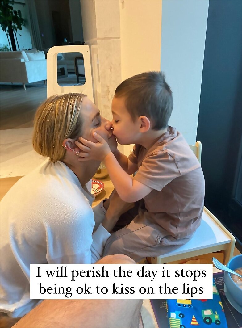 Claire Holt con su hijo James Holt Joblon | 2022
