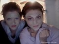 Phoebe Tonkin con una amiga