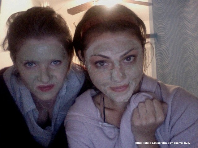Phoebe Tonkin con una amiga
