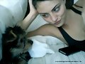 Phoebe Tonkin con su perrito