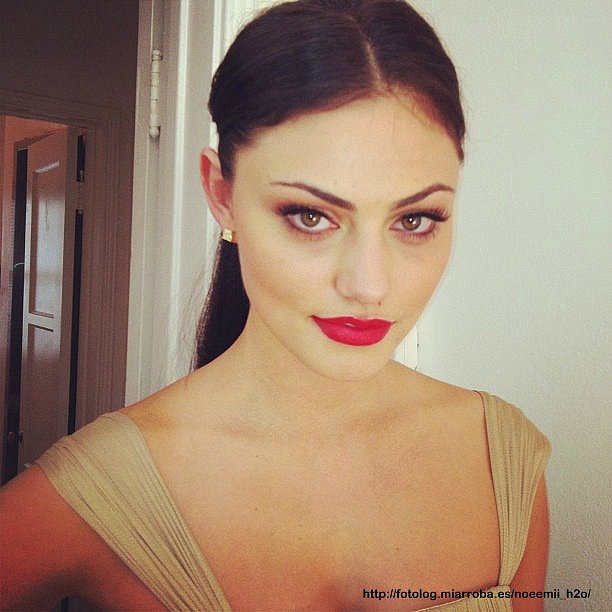 Phoebe Tonkin después de un evento fotográfico