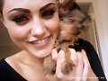 Phoebe Tonkin con su perrito