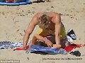Luke Mitchell y Rebecca Breeds en la playa
