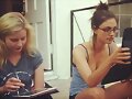Phoebe Tonkin con su amiga Teresa Palmer
