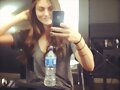 Phoebe Tonkin ence&ntilde;ando sus extensiones