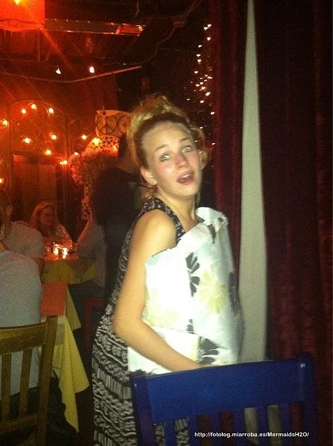 Britt Robertson en el cumpleaños de Phoebe Tonkin