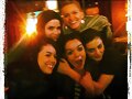Phoebe Tonkin con sus amigas de fiesta