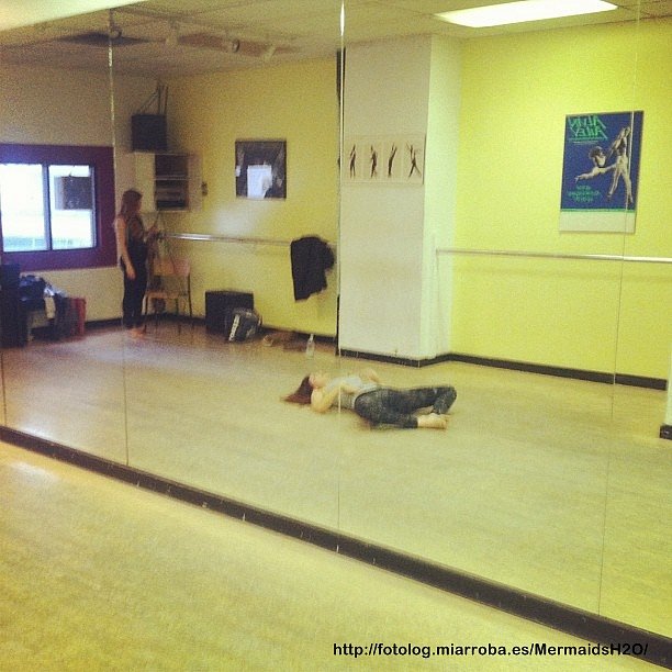 Phoebe Tonkin en clases d Baile con Shelley Hennig