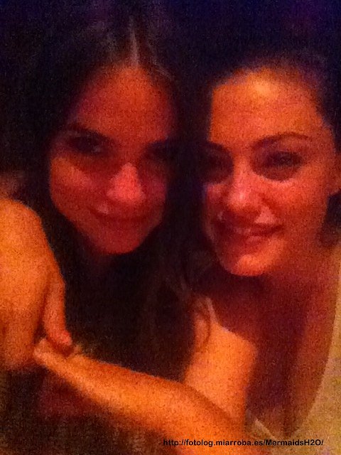 Phoebe Tonkin con Shelley Hennig en su cumpleaños