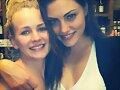 Phoebe Tonkin con Britt Robertson en su cumplea&ntilde;os