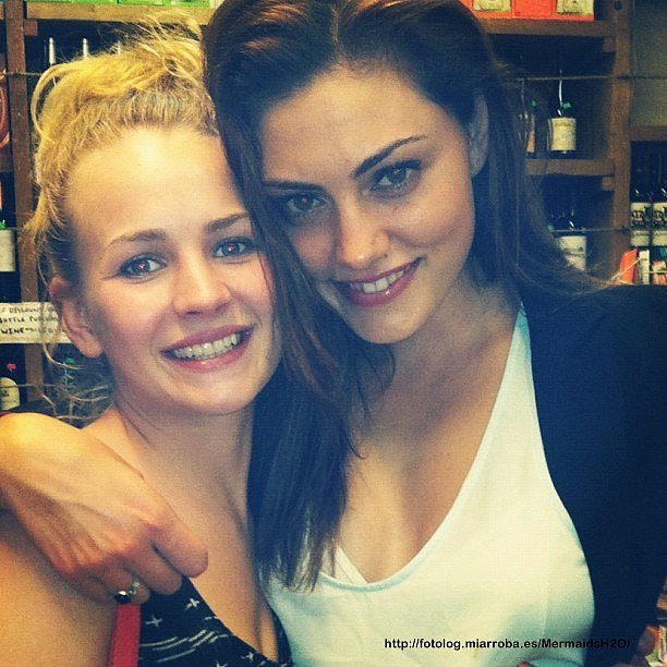 Phoebe Tonkin con Britt Robertson en su cumpleaños