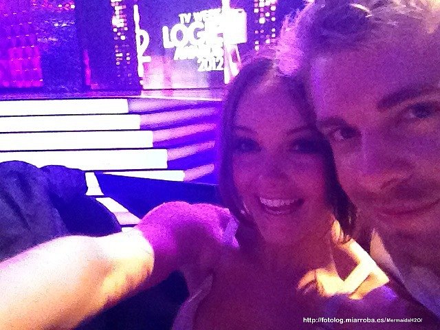 Luke Mitchell y Rebecca Breeds