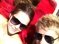 Luke Mitchell y Rebecca Breeds en la playa