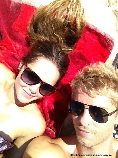 Luke Mitchell y Rebecca Breeds en la playa