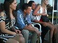 Claire Holt y su hermana con unos amigos