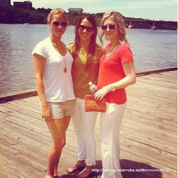Claire Holt con su hermana