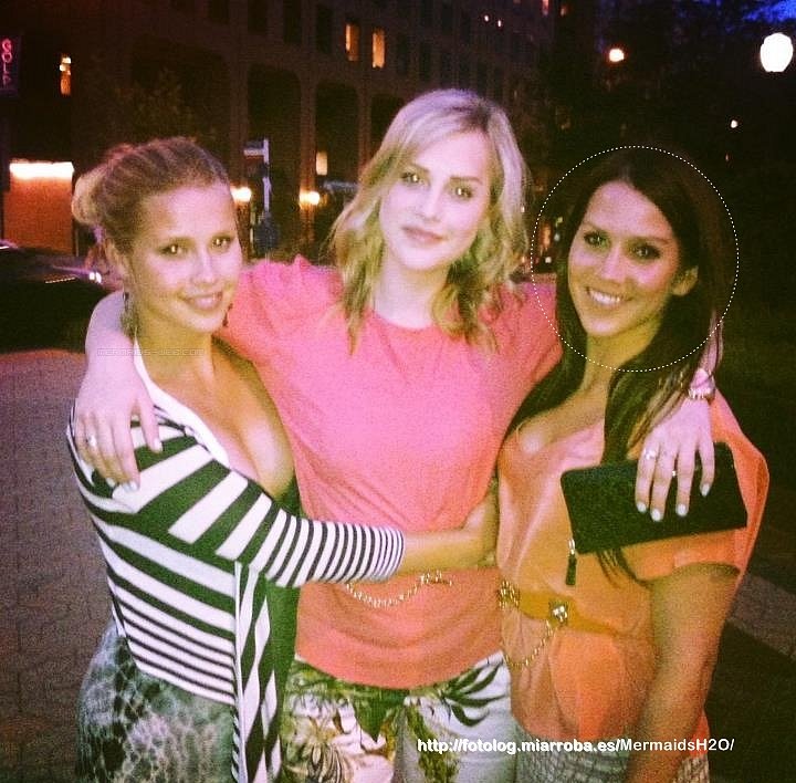 Claire Holt con su hermana