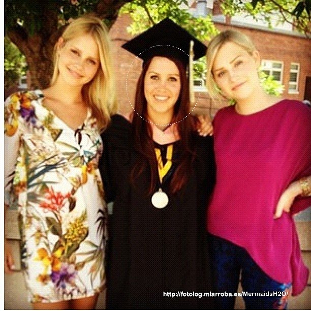 Claire Holt en la graduación de su hermana