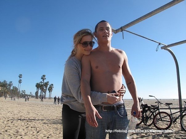 Claire Holt con un amigo