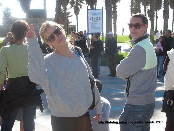 Claire Holt con un amigo