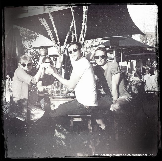 Cariba Heine con sus amigos