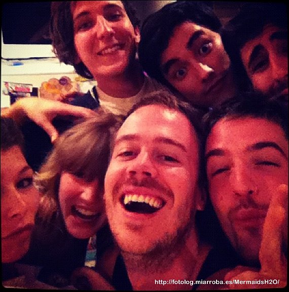 Cariba Heine con sus amigos includo Burgess