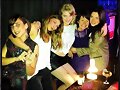 Cariba Heine con sus amigas