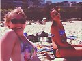 Cariba Heine con una amiga en la playa