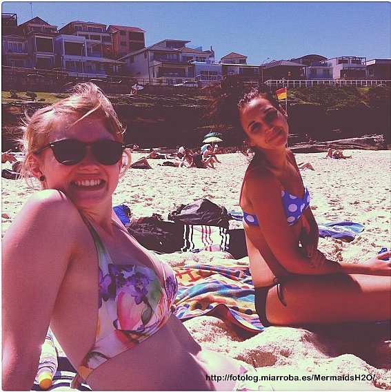 Cariba Heine con una amiga en la playa