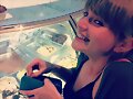 Cariba Heine comprando un helado