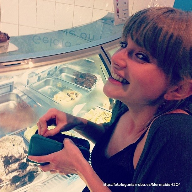 Cariba Heine comprando un helado