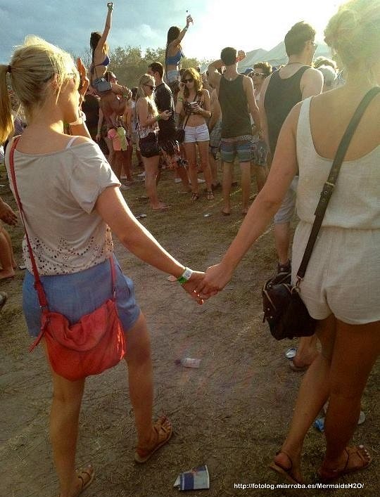 Claire Holt con su hermana y unos amigos
