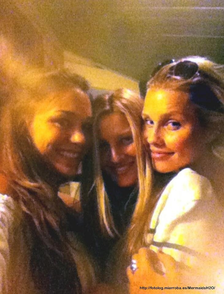 Claire Holt con sus amigas